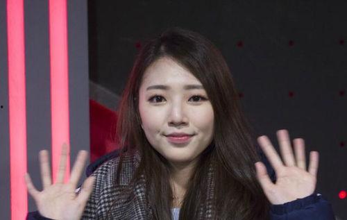 娱乐吃瓜女生主持戴眼镜,眼镜女主播的娱乐吃瓜盛宴